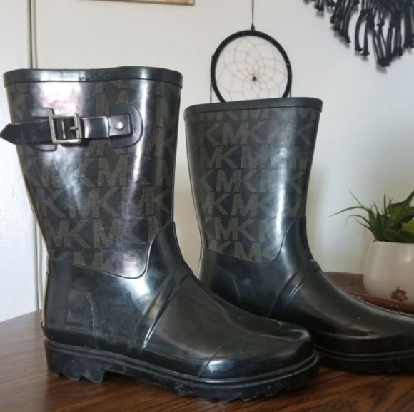 rain boots - Picture 2 of 3